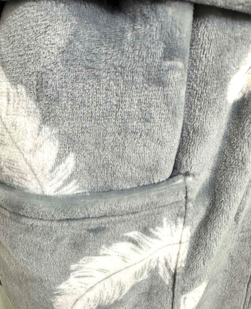 Женский махровый халат "ПАУЛА" серого цвета с изображением перья рукав тричетверти, Серый, 56-58